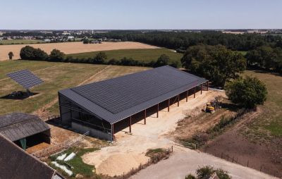 réalisation vue du ciel d'un hangar agricole solaire de Triangle énergie du Groupe le Triangle