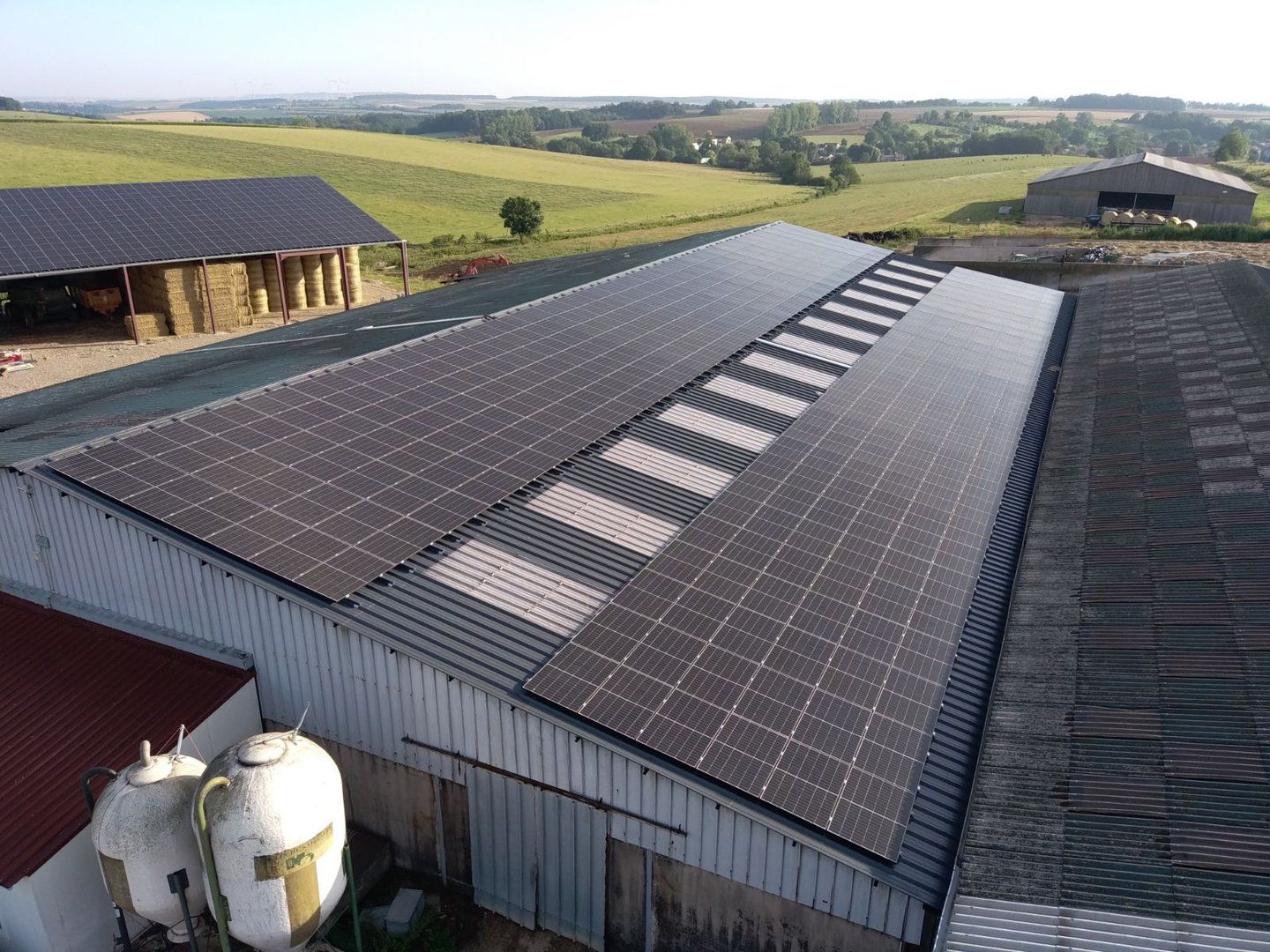 Bâtiment agricole Solaire et photovoltaïque réalisé par Triangle energie chez de agriculteurs dans toute la France