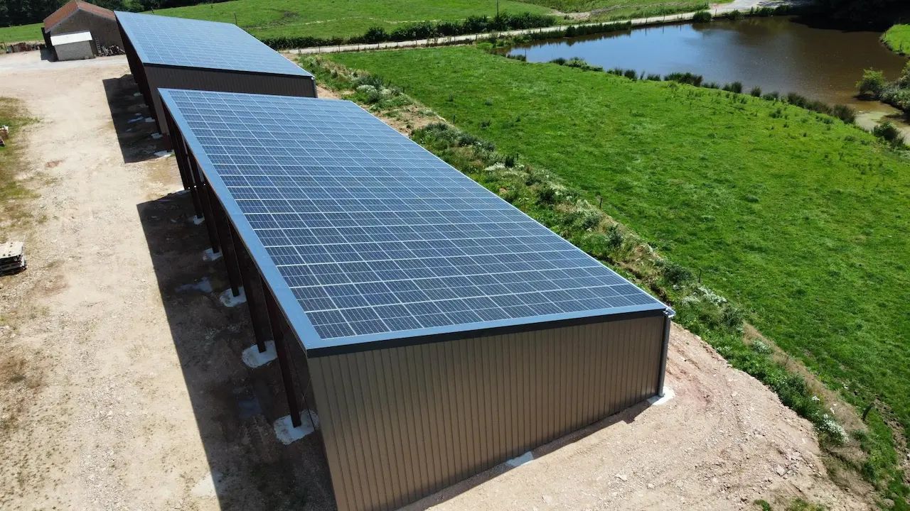 Bâtiment agricole Solaire et photovoltaïque réalisé par Triangle energie chez de agriculteurs dans toute la France