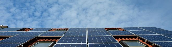 toiture d'une maison avec panneaux photovoltaïques installés