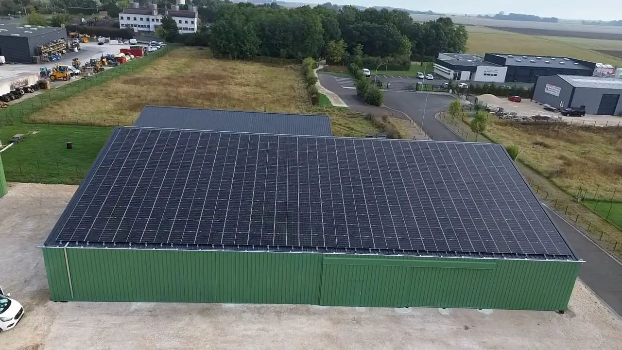 Bâtiment agricole Solaire et photovoltaïque réalisé par Triangle energie chez de agriculteurs dans toute la France