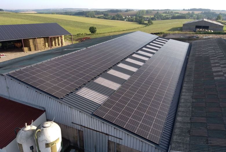 Bâtiment agricole Solaire et photovoltaïque réalisé par Triangle energie chez de agriculteurs dans toute la France