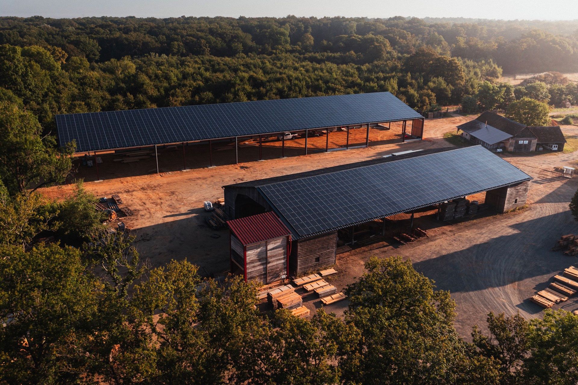 réalisation  d'un hangar solaire par Triangle enraie - photo vue du ciel sur la toiture rénovée