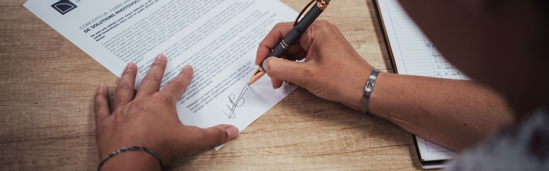 personen en train de signé un document administratif de Triangle energie