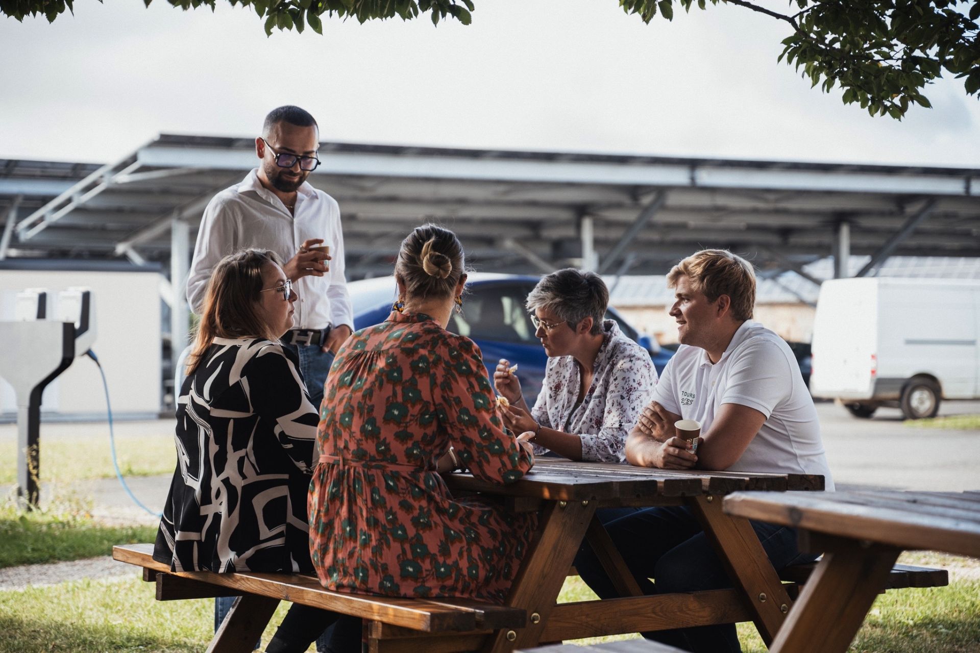 teambulding de collaborateur Triangle energie en extérieur sur une table de picnic
