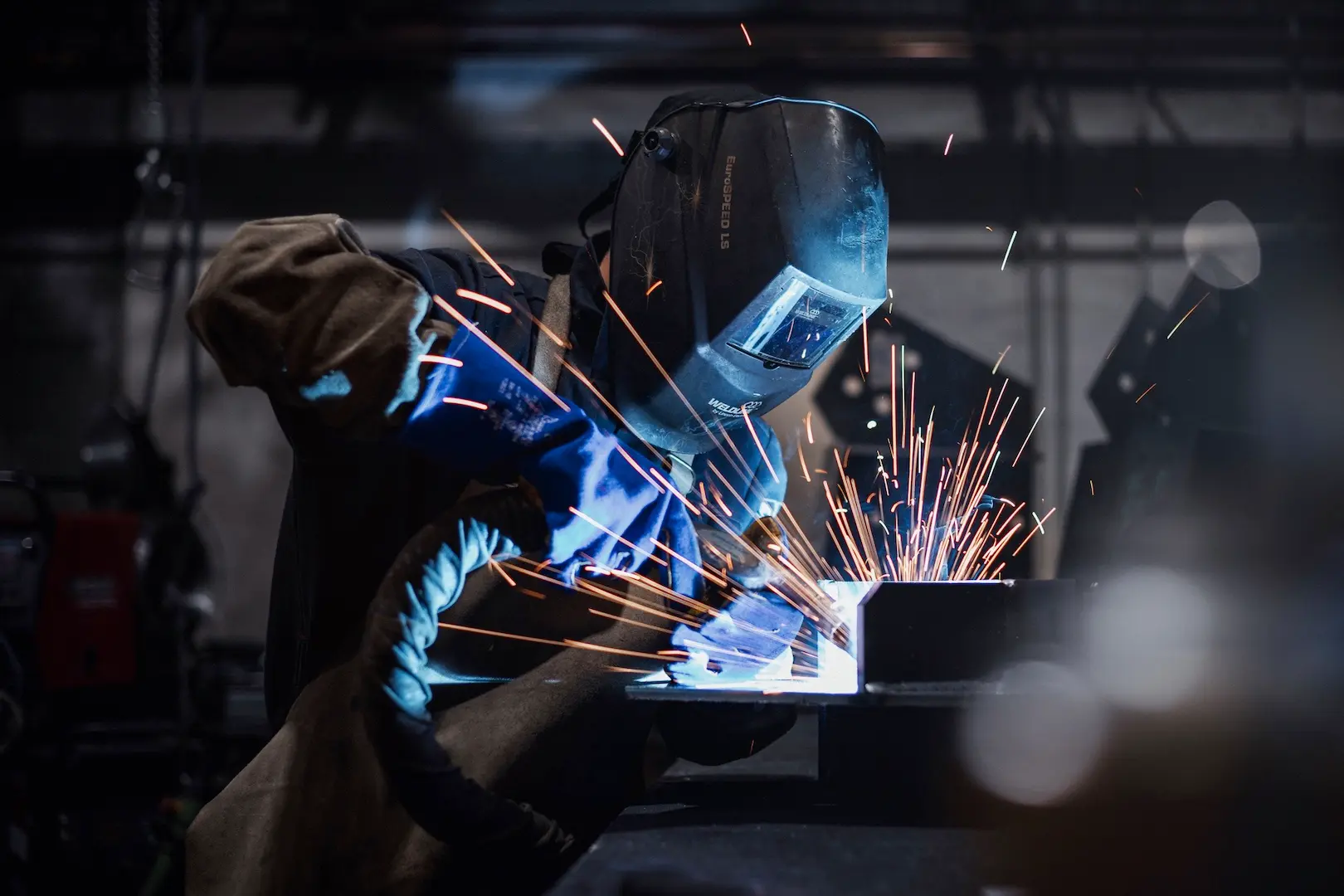 collaborateur Triangle énergie en train de souder dans les ateliers de fabrication situé en France