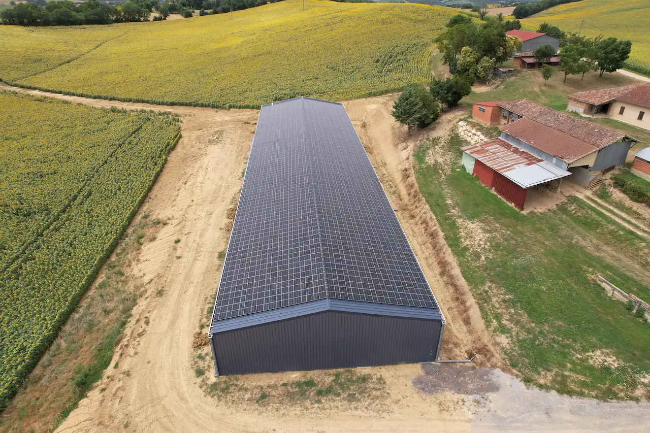 Hangar Solaire Symétrique réalisé par Triangle energie